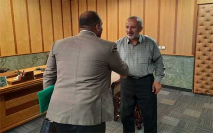 استاندار قم از ایثارگری باغبان وظیفه شناس تجلیل کرد استاندار قم از ایثارگری باغبان وظیفه شناس تجلیل کرد
